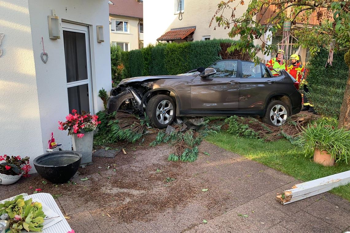 Auto fährt durch Gärten und kracht gegen Haus Einsatzkräfte der örtlichen Feuerwehr sind vor Ort.Foto: Alexander Becher