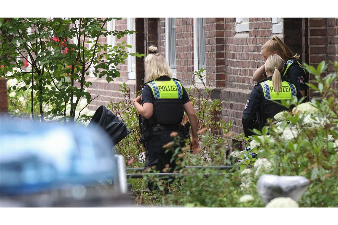 Frau und Mann sterben durch mutmaßliche Gewalttat Einsatzkräfte der Polizei am Tatort.