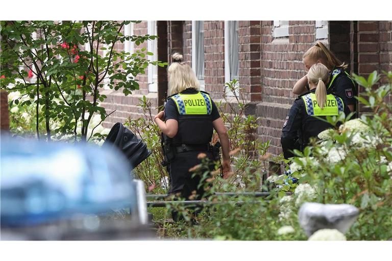 Einsatzkräfte der Polizei am  Tatort.