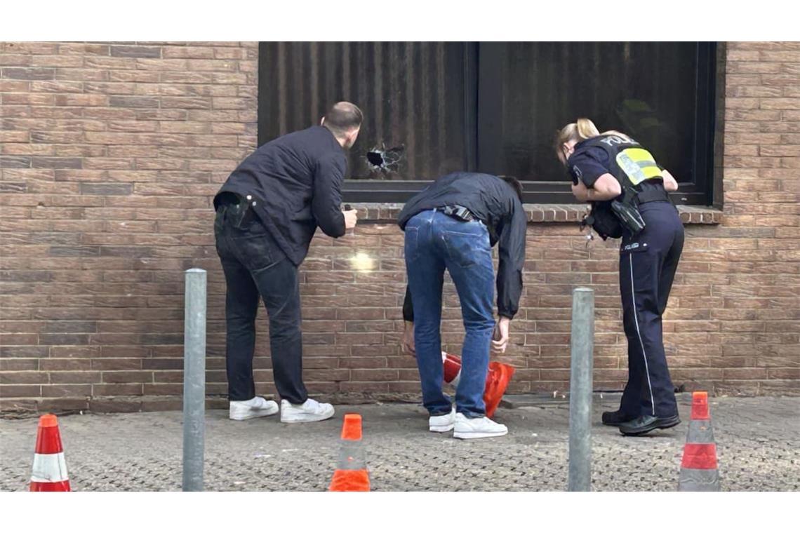 Einsatzkräfte der Polizei arbeiten am Tatort. Erneut gab es Schüsse auf einen Gastronomiebetrieb in Köln: Im Stadtteil Ostheim ist eine Bar beschossen worden. Zuvor hatte der WDR darüber berichtet. Dem Bericht zufolge handelt es sich um eine türkische Bar.
