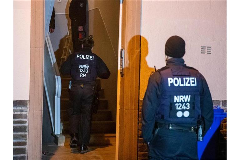 Einsatzkräfte der Polizei durchsuchen ein Mehrfamilienhaus in Essen. Foto: Justin Brosch/dpa