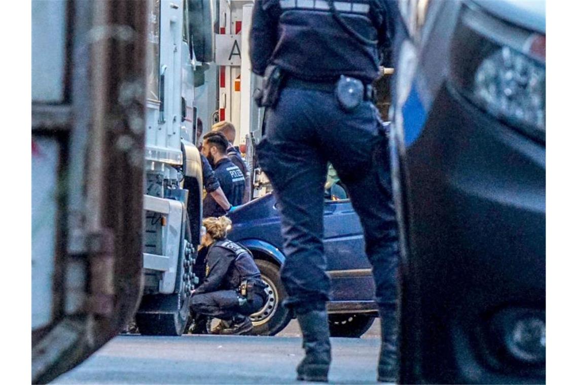 Leiche entsorgt?: Zwei Männer unter Mordverdacht Einsatzkräfte der Polizei durchsuchen Müll in einer Müllentsorgungsfirma. Foto: Sven Kohls/SDMG
