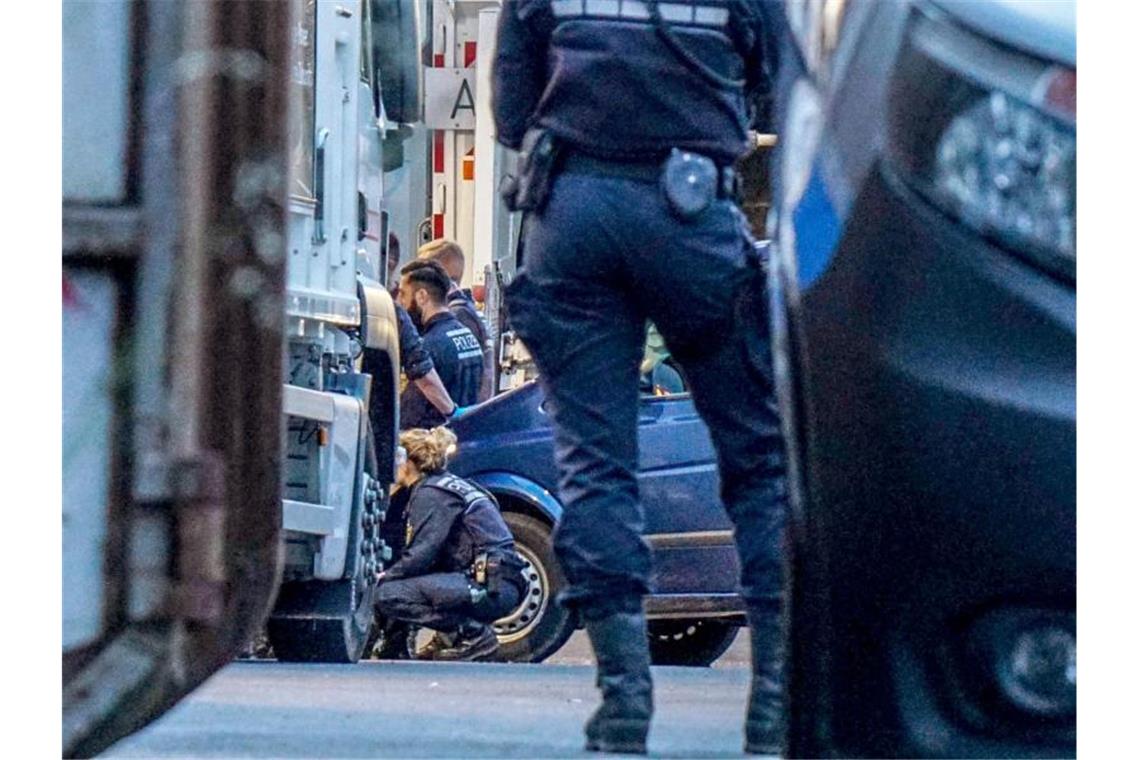 Einsatzkräfte der Polizei durchsuchen Müll in einer Müllentsorgungsfirma. Foto: Sven Kohls/SDMG