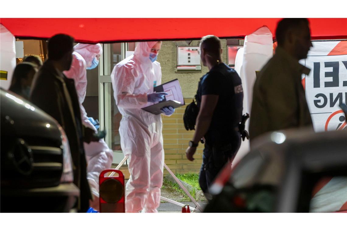Bilder des Tages Einsatzkräfte der Polizei ermitteln an einem Tatort Bad Nauheim, nachdem hier zwei Männer erschossen wurden.