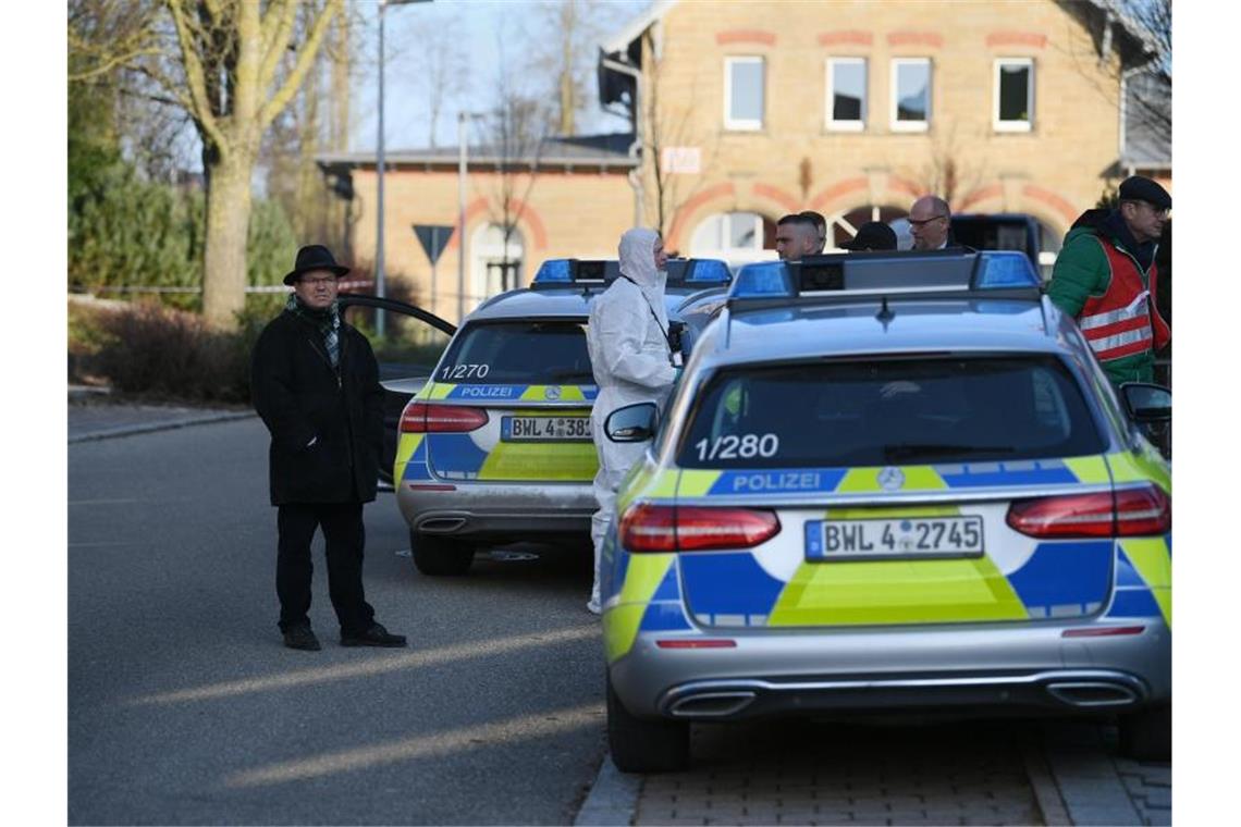 26-Jähriger soll sechs Verwandte erschossen haben Einsatzkräfte der Polizei erreichen den Tatort. Foto: Sebastian Gollnow/dpa
