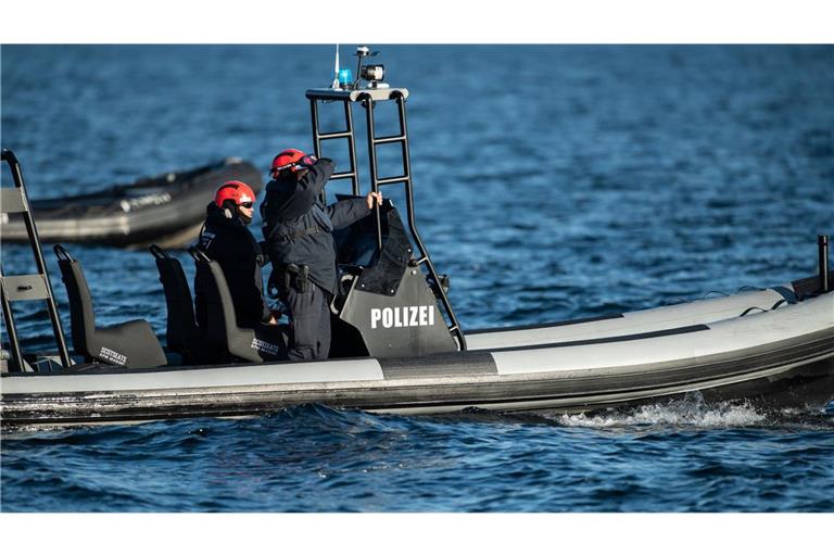 Einsatzkräfte der Polizei fahren auf einem Boot. (Symbolfoto)