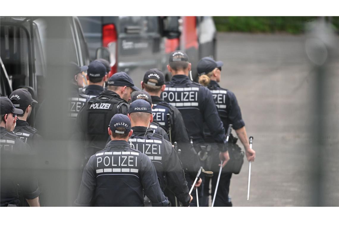 Einsatzkräfte der Polizei gehen im Rahmen der Ermittlungen auf dem Gelände eines Umspannwerks, in dem es in der Nacht gebrannt hatte.