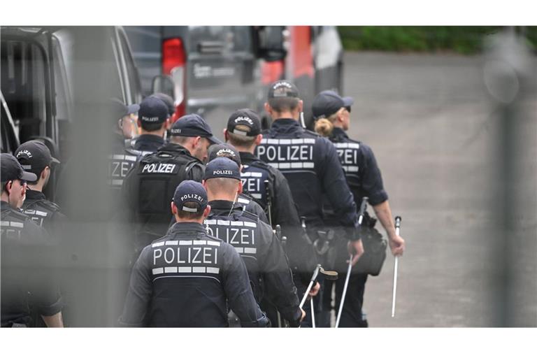 Einsatzkräfte der Polizei gehen im Rahmen der Ermittlungen auf dem Gelände eines Umspannwerks, in dem es in der Nacht gebrannt hatte.