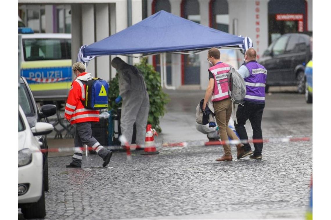 Einsatzkräfte der Polizei, Rettungsdienst und Notfallseelsorge sind am Tatort in der Stadtmitte von Bad Schussenried im Einsatz. Foto: Thomas Warnack/dpa