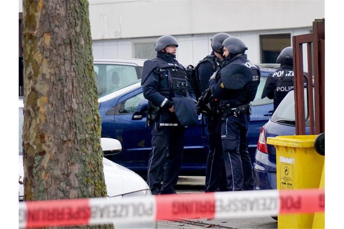 Einsatzkräfte der Polizei sichern den Tatort. Foto: Sven Kohls/SDMG/dpa