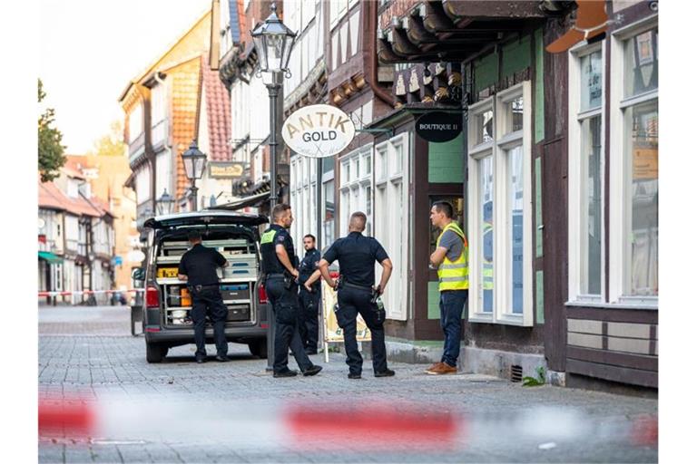 Einsatzkräfte der Polizei sichern den Tatort in der Innenstadt von Celle. Foto: Moritz Frankenberg/dpa