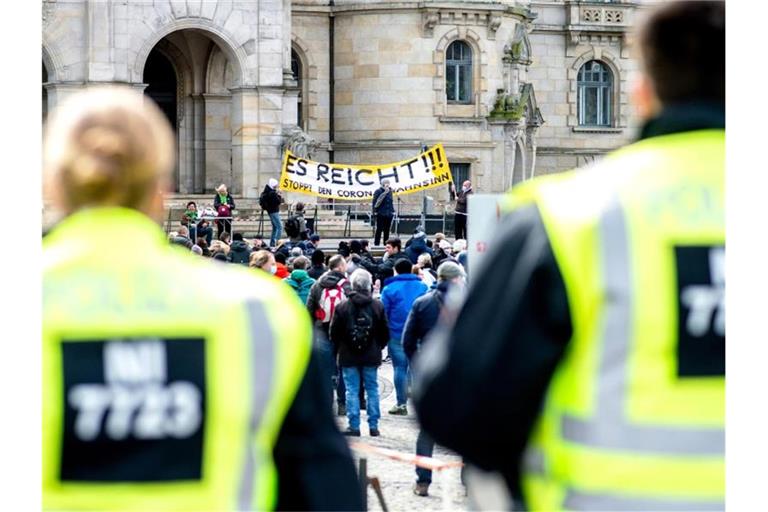 Einsatzkräfte der Polizei sichern eine Demonstration der Bewegung „Es reicht!“ in Hannover. Foto: Hauke-Christian Dittrich/dpa