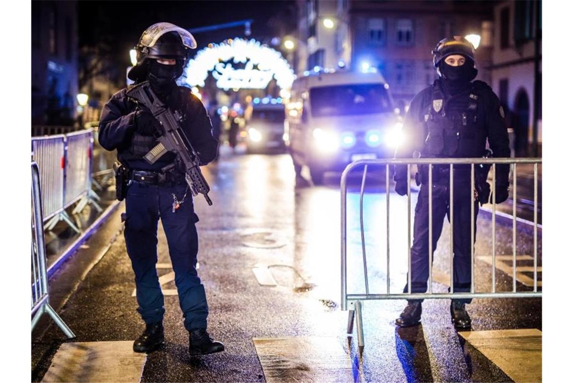 Straßburger Angreifer rief laut Zeugen „Allahu Akbar“ Einsatzkräfte der Polizei sichern einen Eingang zur Altstadt und damit zum Weihnachtsmarkt. Foto: Christoph Schmidt