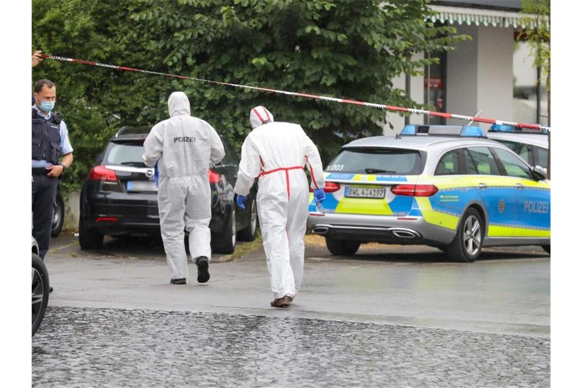 Einsatzkräfte der Polizei sind in der Stadmitte von Bad Schussenried im Einsatz. Foto: Thomas Warnack/dpa