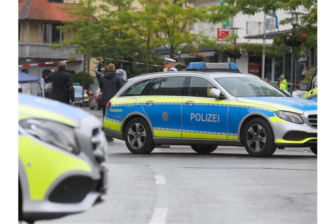 Einsatzkräfte der Polizei sind in der Stadmitte von Bad Schussenried im Einsatz. Foto: Thomas Warnack/dpa