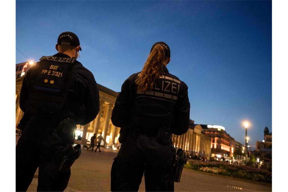 Einsatzkräfte der Polizei stehen am Abend nach den Ausschreitungen auf dem Stuttgarter Schlossplatz. Foto: Marijan Murat/dpa/Archivbild