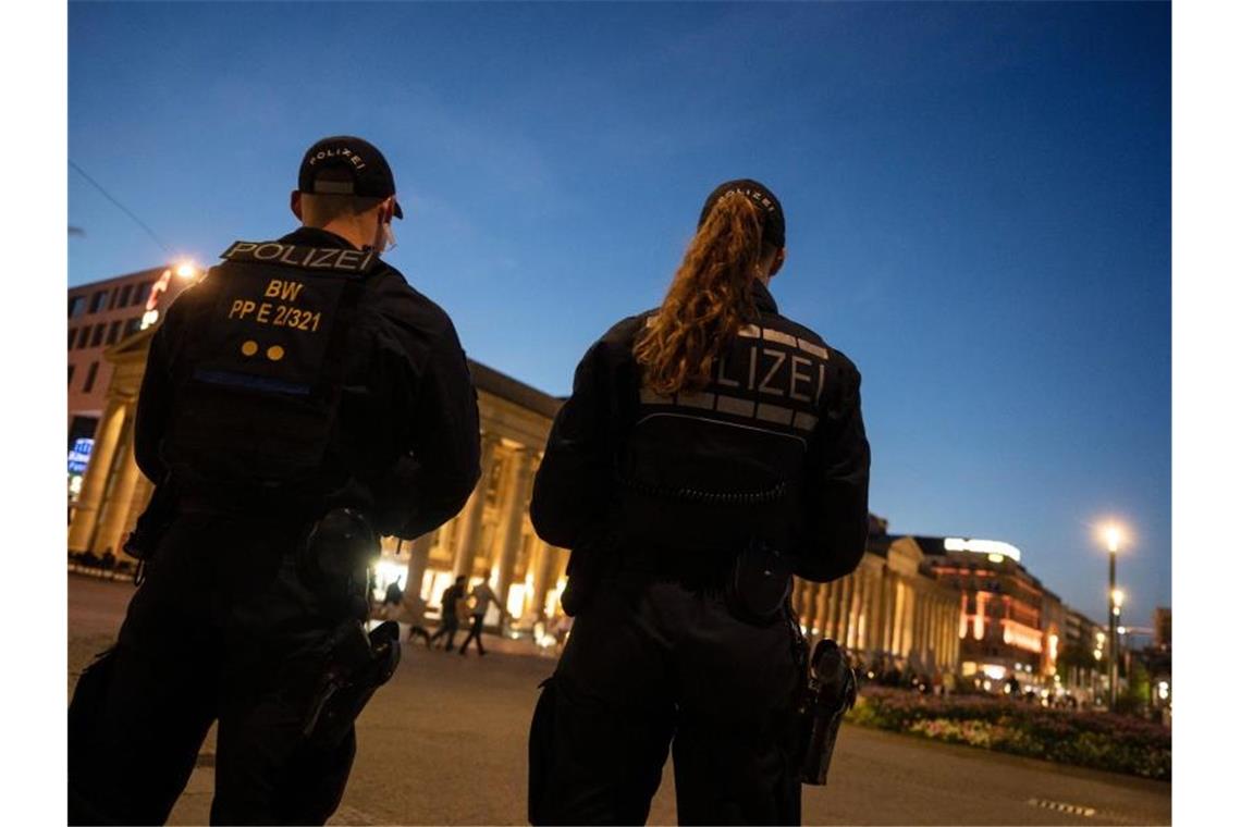 Einsatzkräfte der Polizei stehen am Abend nach den Ausschreitungen auf dem Stuttgarter Schlossplatz. Foto: Marijan Murat/dpa