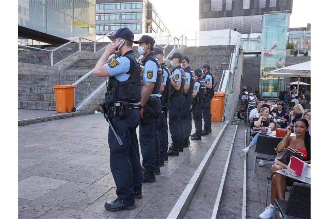 Polizei kontrolliert im Südwesten wegen Randalen Einsatzkräfte der Polizei stehen an der geräumten Freitreppe am Schlossplatz. Foto: Andreas Rosar/dpa