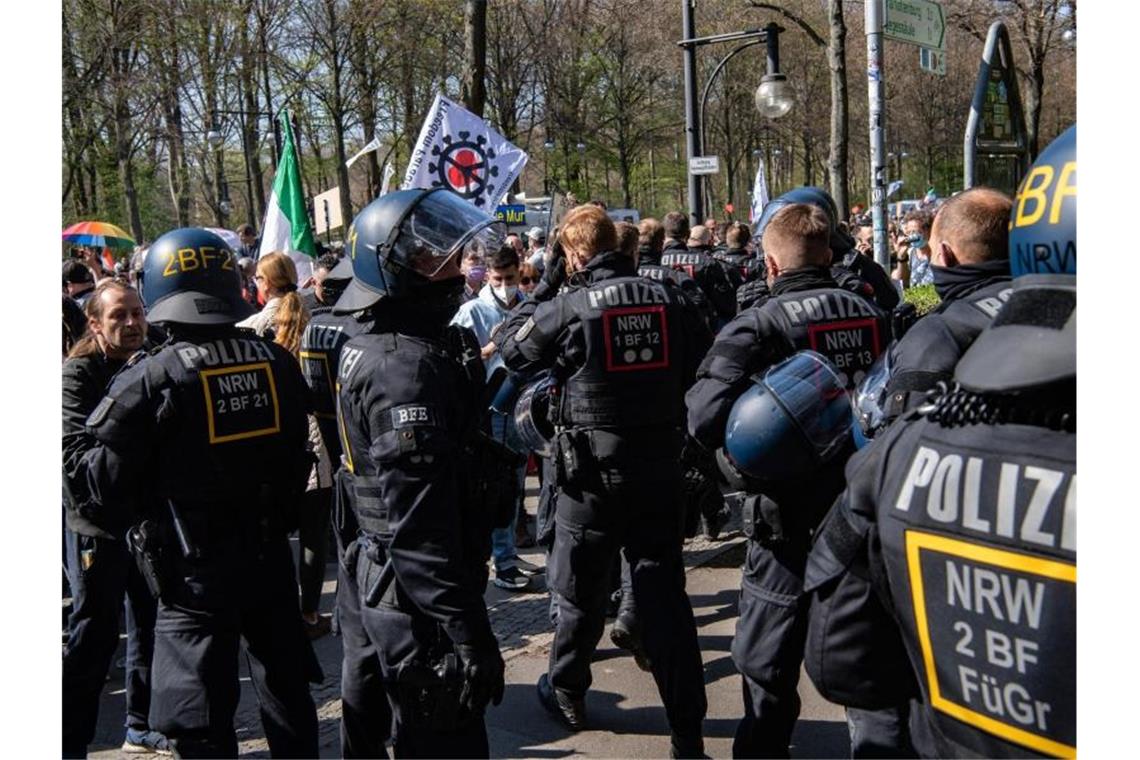 Einsatzkräfte der Polizei stehen auf der Straße des 17. Juni. Foto: Paul Zinken/dpa-Zentralbild/dpa