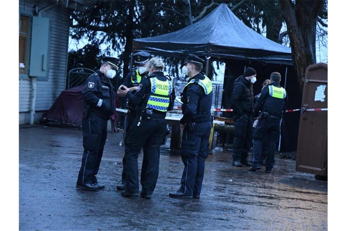 Schüsse vor Drogenberatung in Hamburg - zwei Schwerverletzte Einsatzkräfte der Polizei stehen vor dem Gebäude der Drogenberatung in Hamburg. Foto: Tiedemann/vifogra/dpa