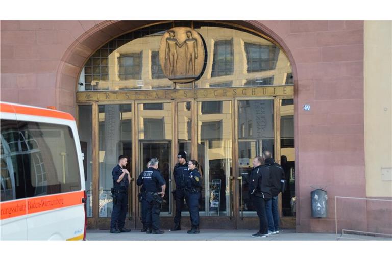 Einsatzkräfte der Polizei stehen vor der Universität in Mannheim. Das Landeskriminalamt ermittelt nun zu dem tödlichen Polizeieinsatz.