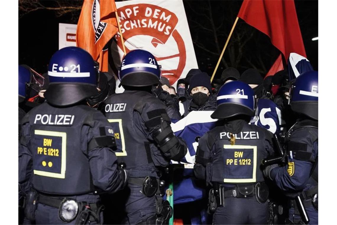 Einsatzkräfte der Polizei stellen sich am Wartberg Demonstranten entgegen. Foto: Uwe Anspach/dpa