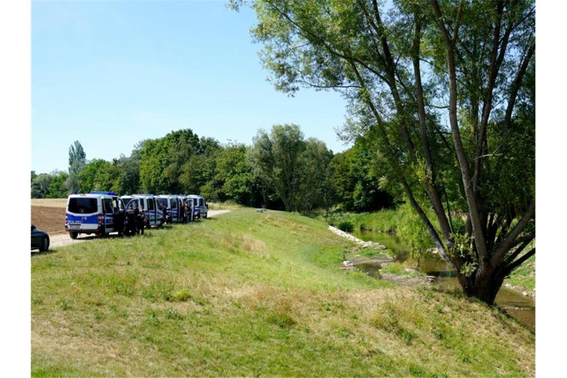 Tote Frau am Ufer der Rems: Verdächtiger räumt Streit ein Einsatzkräfte der Polizei suchen nach einer vermissten Person. Foto: Sven Kohls/SDMG