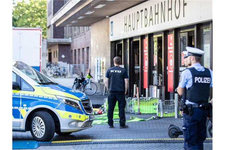 Einsatzkräfte der Polizei und der Kriminaltechnischen Untersuchung (KTU) vor dem Hauptbahnhof in Düsseldorf. Foto: Marcel Kusch/dpa