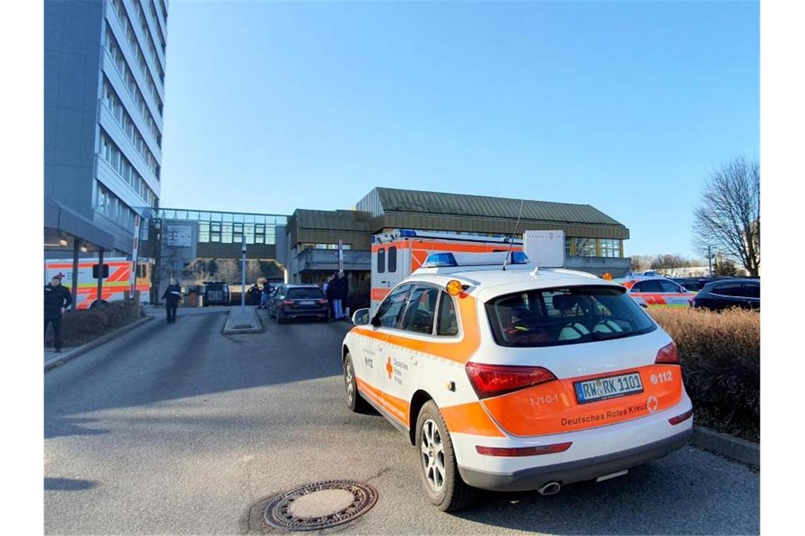 Einsatzkräfte der Polizei und der Rettungsdienste am Einsatzort, dem Jobcenter von Rottweil. Foto: Peter Arnegger / Nrwz/dpa