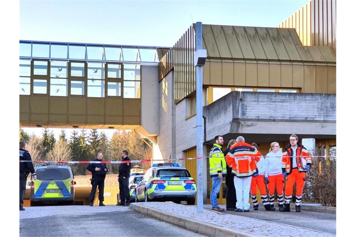 Einsatzkräfte der Polizei und der Rettungsdienste arbeiten an einem Einsatzort an einem Jobcenter. Foto: Peter Arnegger / Nrwz/dpa