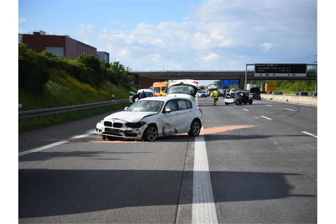 Unfall auf A6: Acht Verletzte und Stau am Abend Einsatzkräfte der Polizei und Feuerwehr sichern nach einem Unfall die Unfallstelle auf der Autobahn 6 bei Mannheim und kümmern sich um die Beteiligten. Foto: René Priebe/dpa