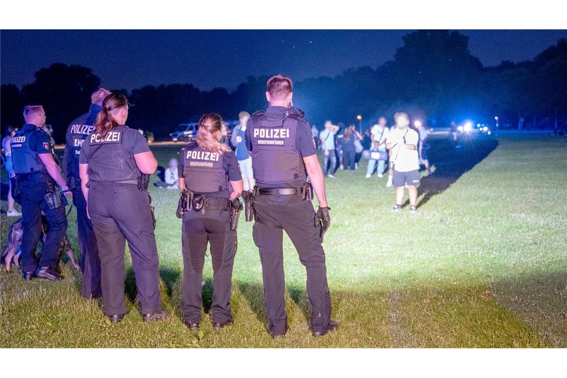 Schlägerei nach Messerangriff im Hamburger Stadtpark Einsatzkräfte der Polizei und Jugendliche stehen sich im Hamburger Stadtpark gegenüber.
