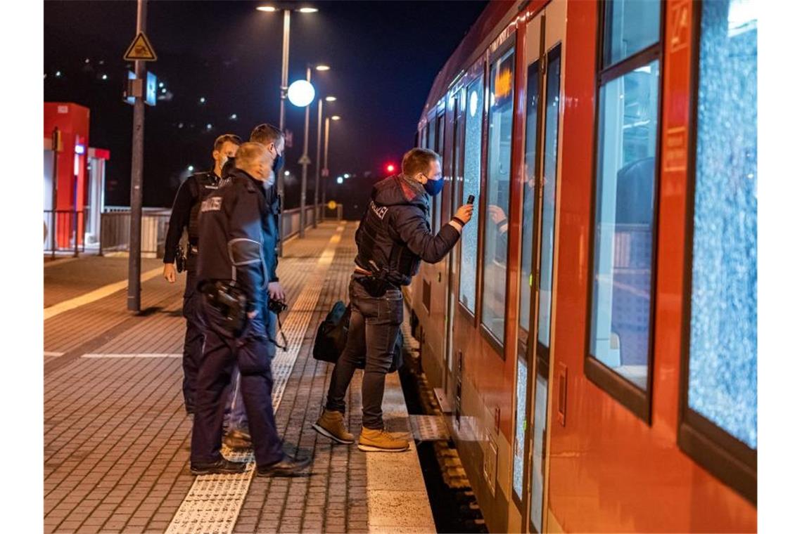 Auf Zug geschossen - Keine Verletzten Einsatzkräfte der Polizei untersuchen die betroffene Regionalbahn. Foto: Markus Klümper/dpa