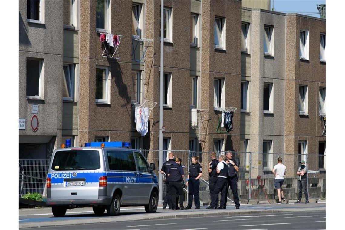Randale an Quarantäne-Wohnanlage - acht Polizisten verletzt