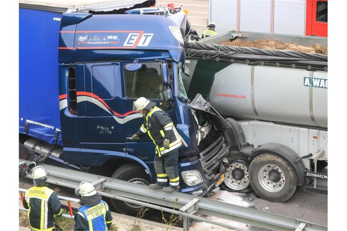 Einsatzkräfte der Rettungsdienste an der Unfallstelle auf der Autobahn 8. Foto: Ralf Zwiebler