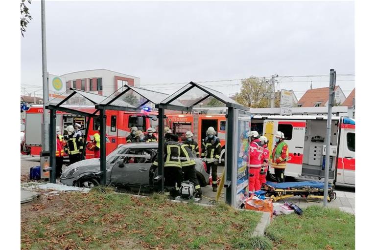 Einsatzkräfte der Rettungsdienste arbeiten an einer Unfallstelle. Foto: Andreas Rosar/dpa