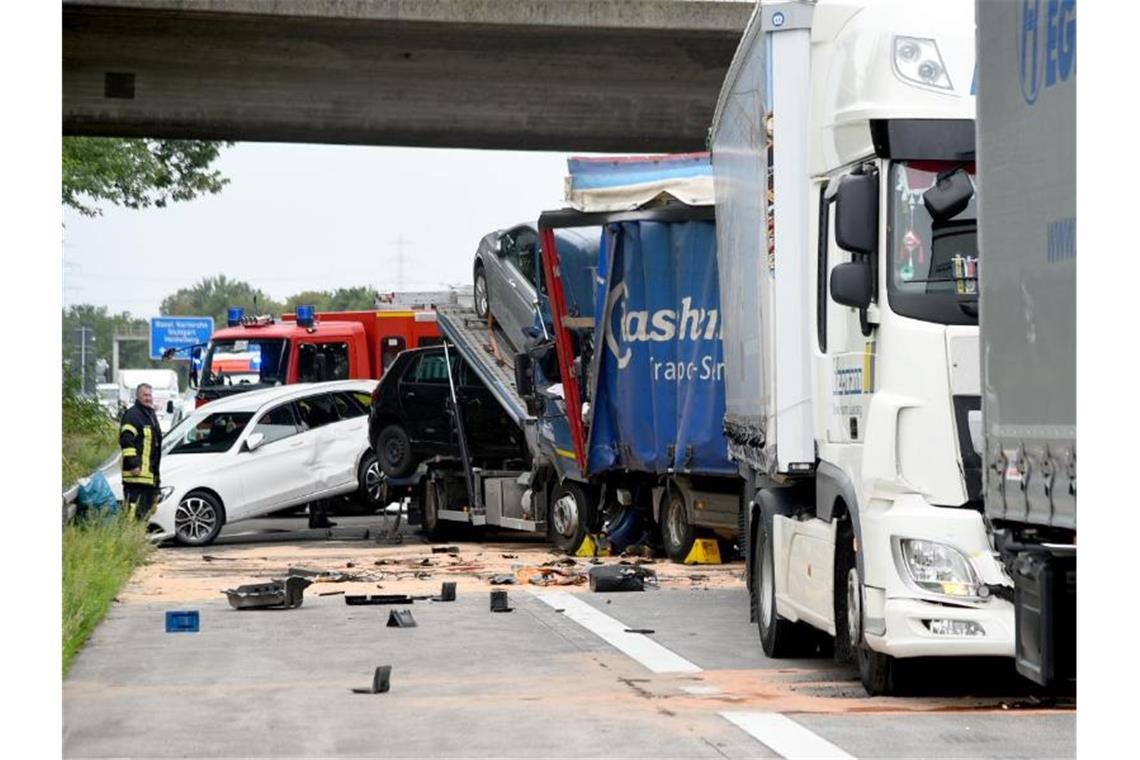 Einsatzkräfte der Rettungsdienste sichern auf der Autobahn 5 eine Unfallstelle, an der mehrere Lastwagen kollidiert sind. Foto: Rene Priebe