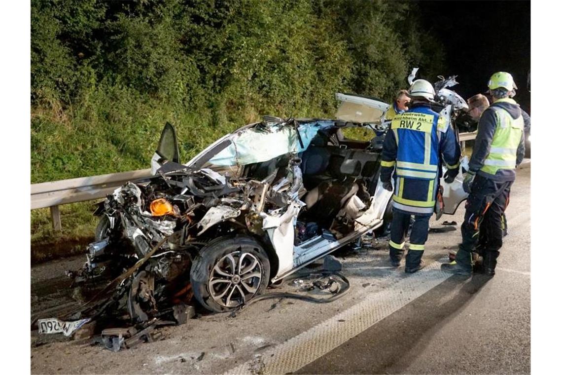 Einsatzkräfte der Rettungsdienste sichern eine Unfallstelle auf der Autobahn 8. Foto: Alexander Woelfl/SDMG/dpa