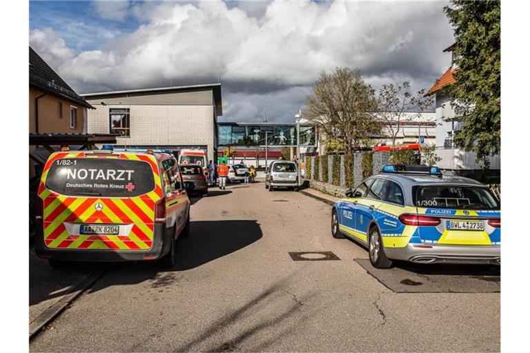 Einsatzkräfte der Rettungsdienste stehen nach einem missglückten Chemieexperiment vor einer Schule. Foto: Markus Brandhuber/dpa