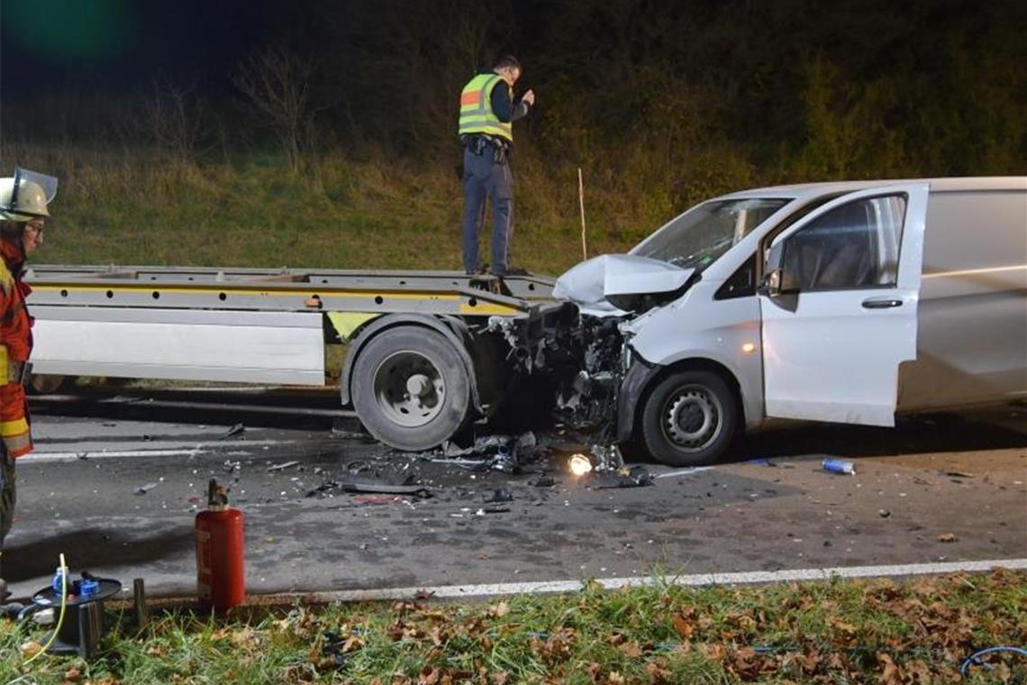 Einsatzkräfte der Rettungsdienste und der Polizei arbeiten an einer Unfallstellen in Gomaringen. Foto: Jürgen Meyer Belsen/dpa