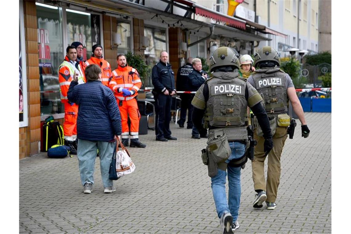 Einsatzkräfte der Rettungsdienste und der Polizei sind vor einem Mehrfamilienhaus im Einsatz. Foto: Rene Priebe/dpa