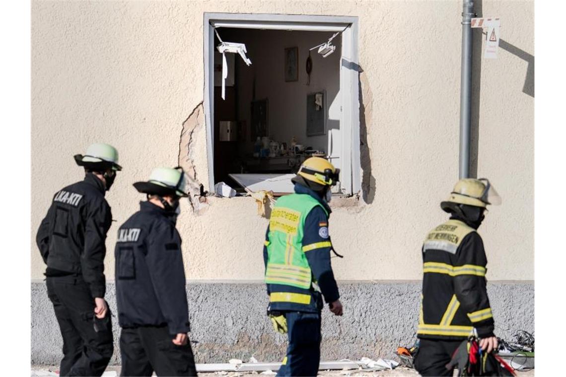 Nach Gasexplosion in Rettungswache weiter Suche nach Leck Einsatzkräfte des Landeskriminalamts und der Feuerwehr am Unglücksort. Foto: Matthias Balk/dpa