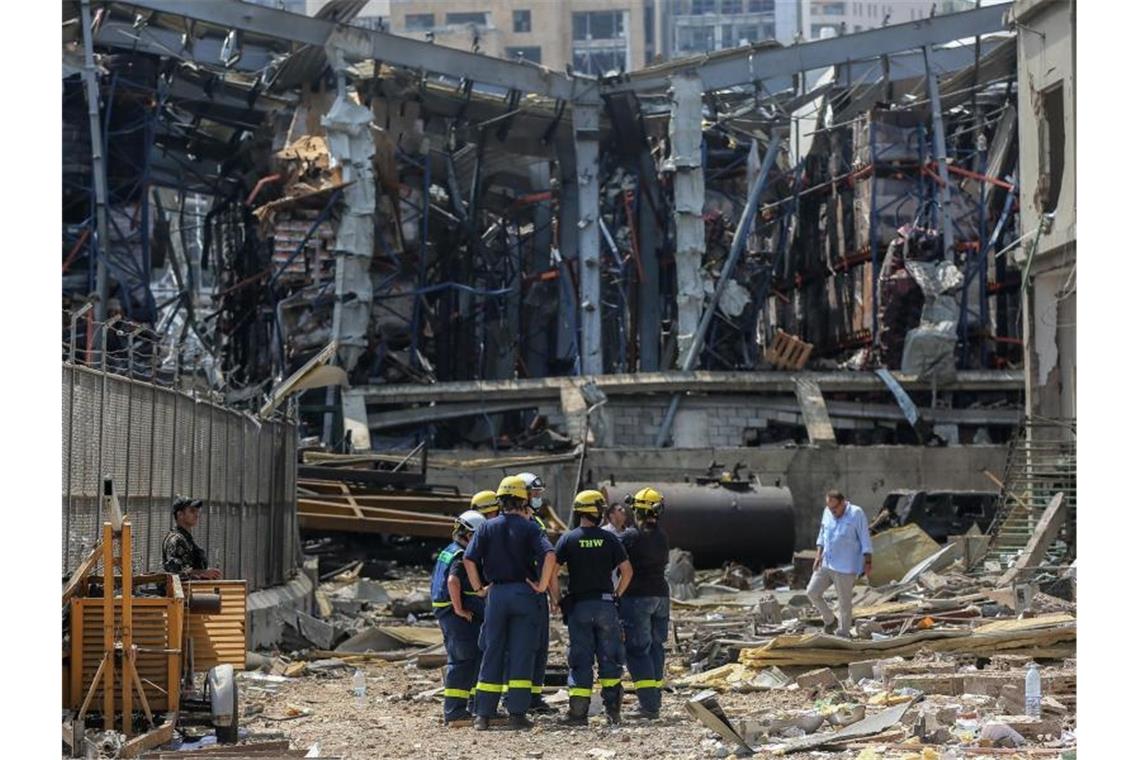 Einsatzkräfte des Technischen Hilfswerks (THW) am Ort der verheerenden Explosion. Foto: Marwan Naamani/dpa