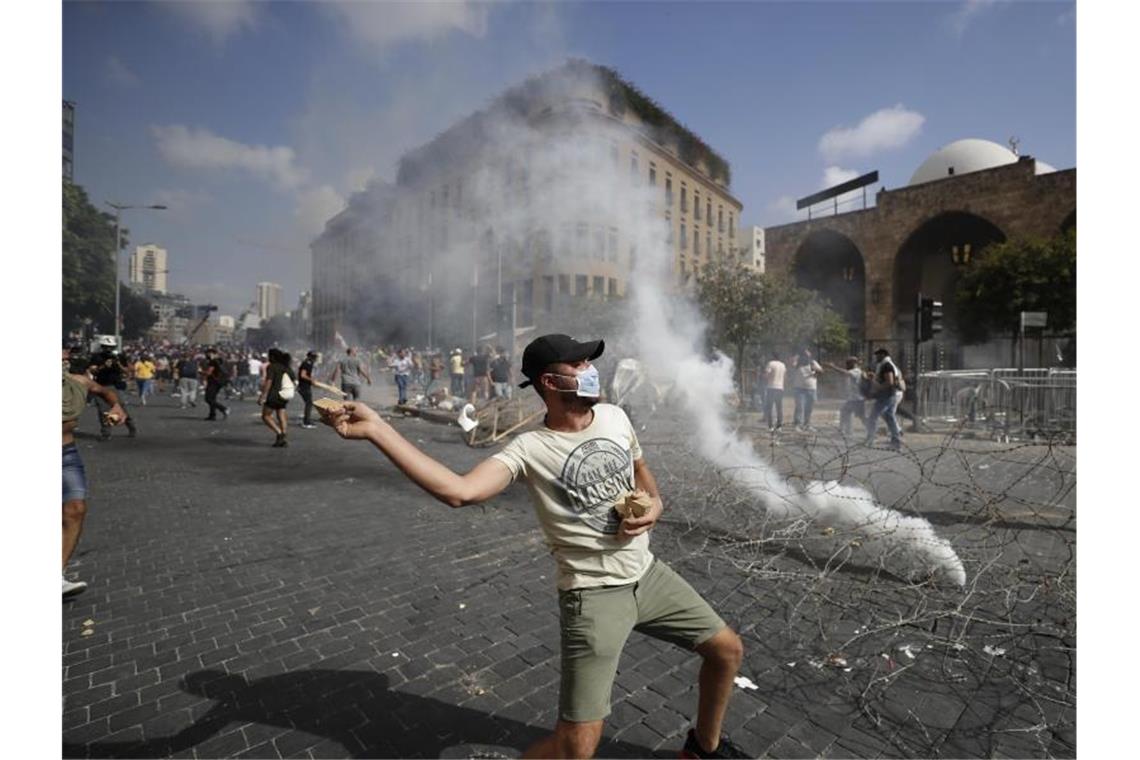 Beirut: Gewalt bei Protesten - Premier schlägt Neuwahlen vor Einsatzkräfte des Technischen Hilfswerks (THW) am Ort der verheerenden Explosion. Foto: Marwan Naamani/dpa
