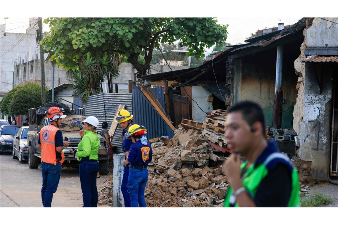 Zwei Tote bei Erdbeben in Guatemala Einsatzkräfte des Zivilschutzes vor einem eingestürzten Haus.