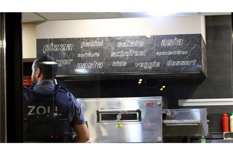 Einsatzkräfte des Zolls führen eine Kontrolle in einer Pizzeria durch. (Symbolbild)