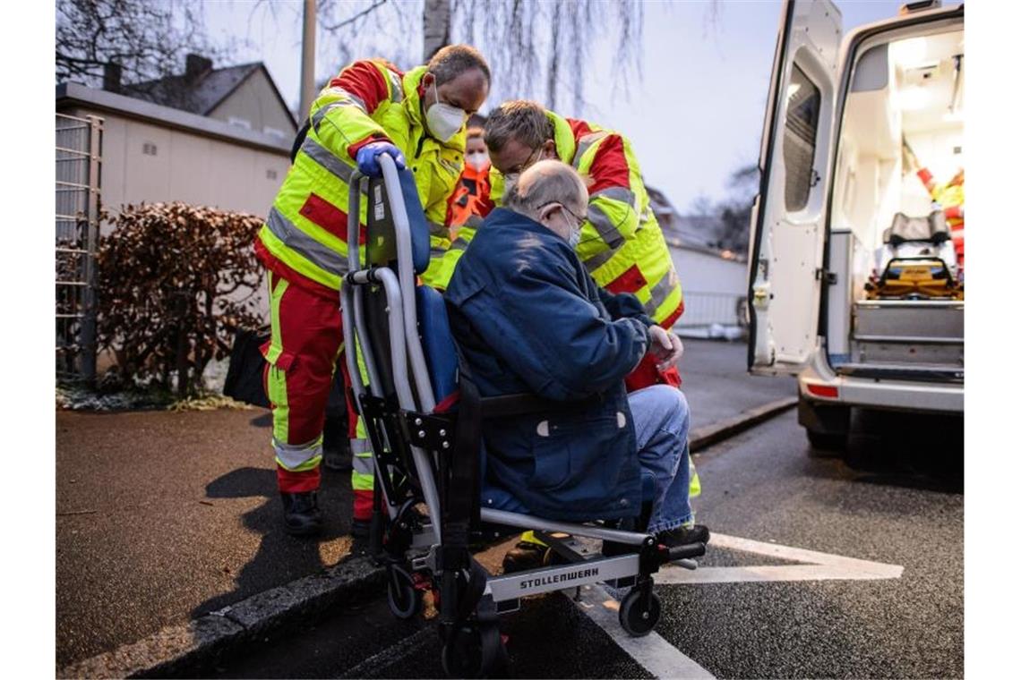 Einsatzkräfte evakuieren einen Bewohner in Göttingen. Foto: Swen Pförtner/dpa
