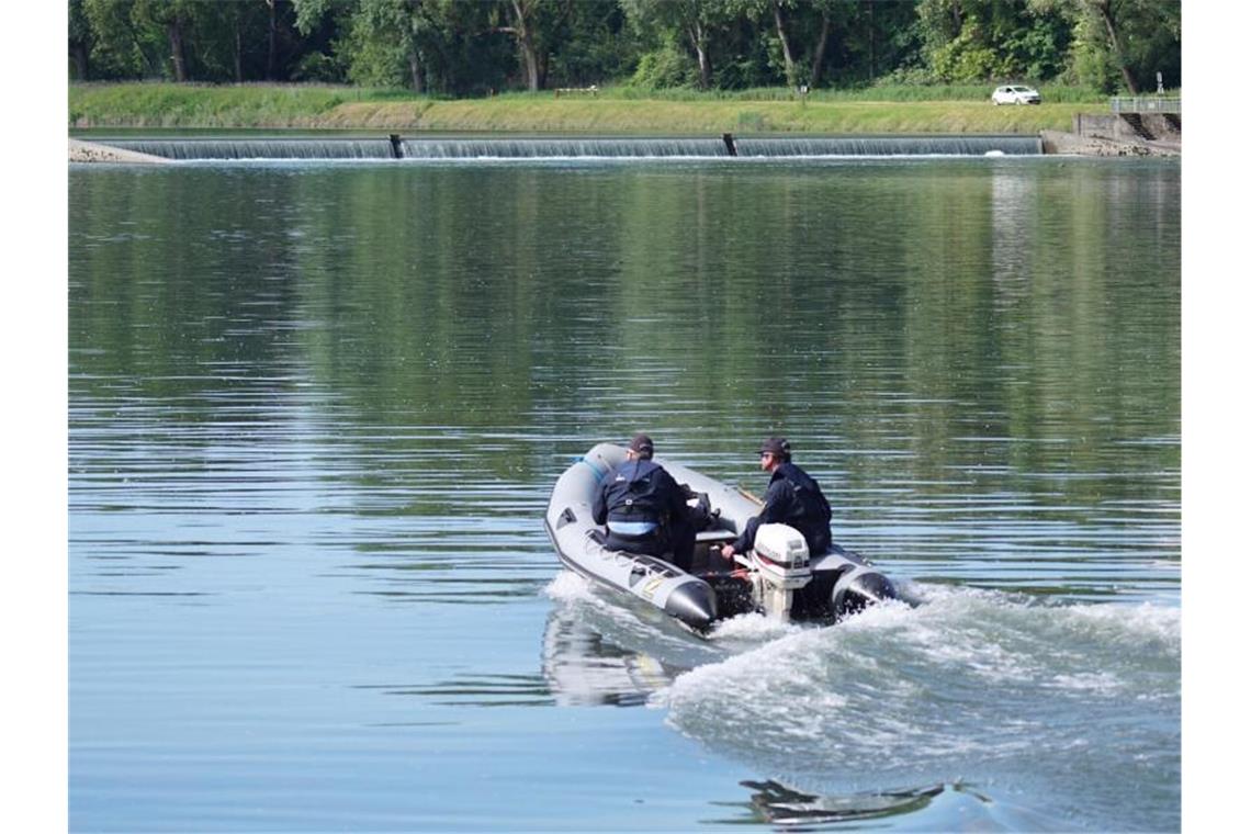 Einsatzkräfte fahren mit einem Schlauchboot auf dem Rhein, in dem am 30. Mai ein Schlauchboot verunglückt ist. Foto: Benedikt Spether