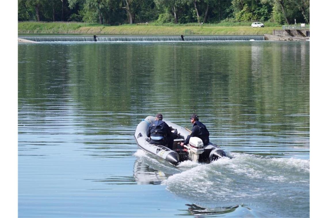 Einsatzkräfte fahren nahe der Stelle auf dem Rhein, an der am 30. Mai ein Schlauchboot verunglückt ist. Foto: Benedikt Spether