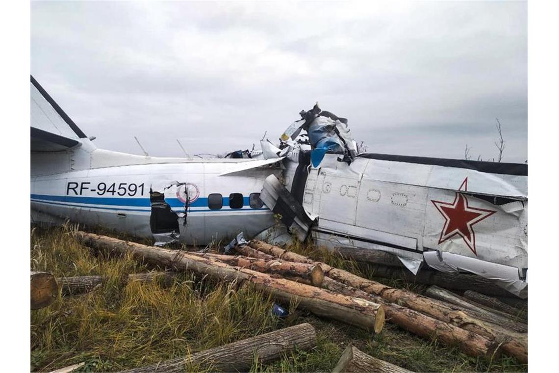 Flugzeug mit Fallschirmspringern in Russland abgestürzt Einsatzkräfte haben aus dem Wrack - das zwischenzeitlich Feuer gefangen haben soll - mehrere Tote geborgen. Foto: Uncredited/Russian Emergency Ministry Press Service/AP/dpa